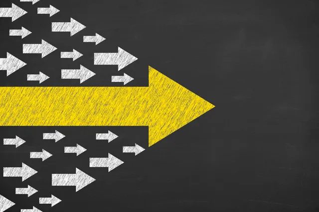 A large yellow arrow leads forward, surrounded by smaller white arrows pointing the same way.